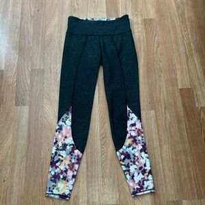 Athleta Petal Chaturanga Flow Leggings Womens Sz S Gray Floral Athletic Yoga